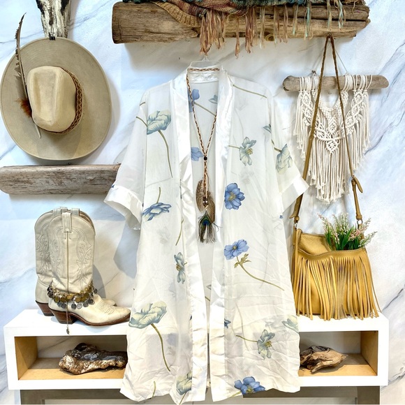 Beautiful airy prairie floral boho poncho w country/cottage core/granny vibe - Picture 2 of 12